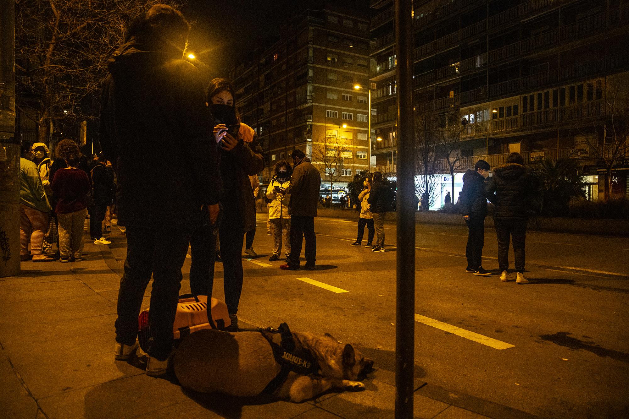 Cientos de granadinos salen a la calle a causa de los terremotos de esta noche - 6